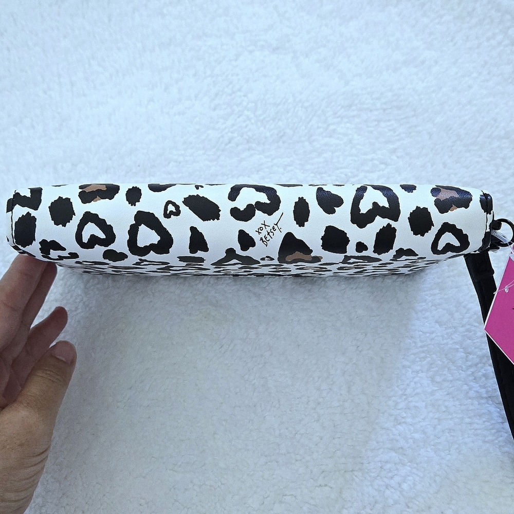 Betsey Johnson Leopard🐆 Hearts❤️ XO Zip Around Wristlet - NWT - Picture 3 of 15